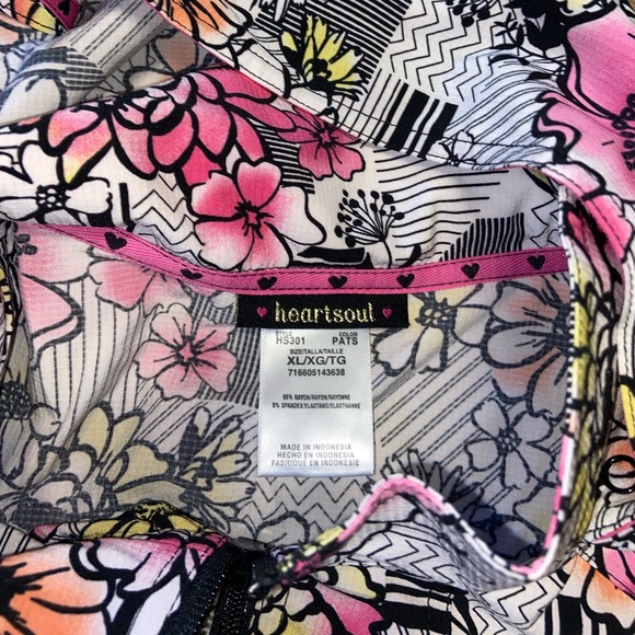 Floral Patterned Zip-Up and Hooded Scrub Jacket - Picture 3 of 4